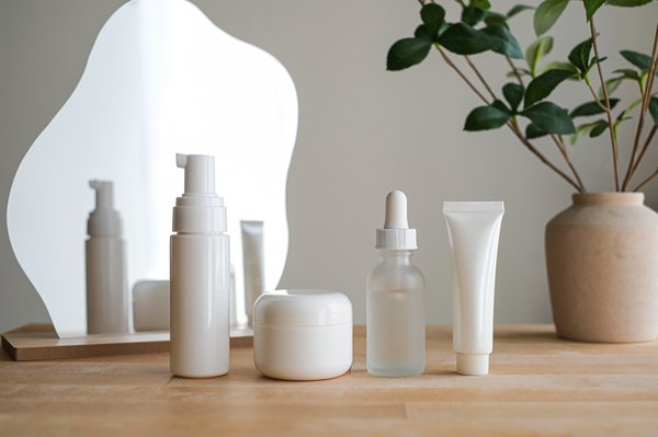 Zoom sur les ingrédients : ce qu'il faut savoir avant d'acheter votre soin des lèvres et crèmes pour les mains